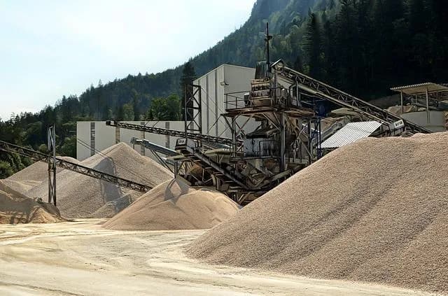 Czym obsypać fundamenty, aby uniknąć problemów z wilgocią i stabilnością?